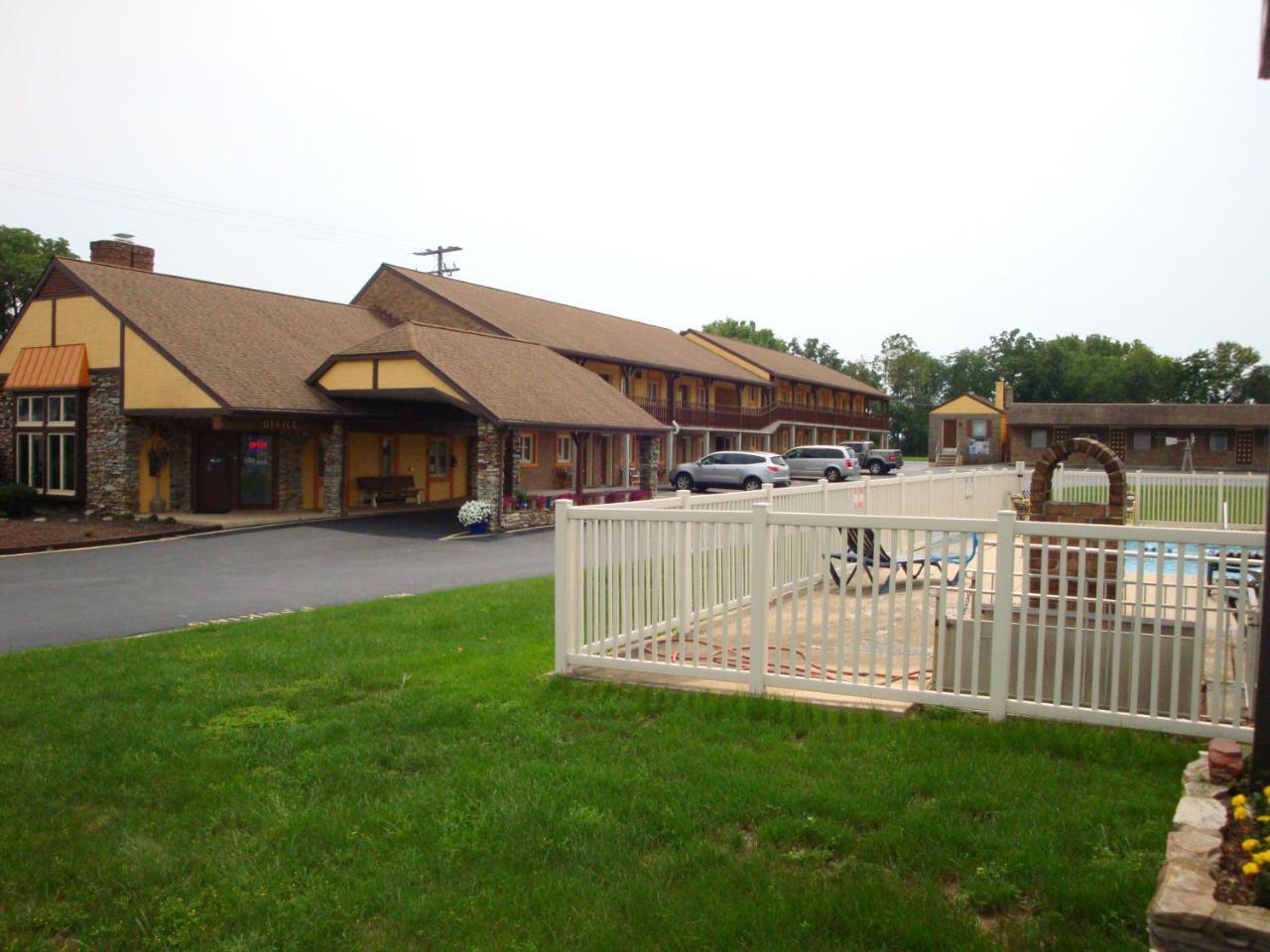 Soudersburg Inn & Suites Lancaster Ronks Exterior foto